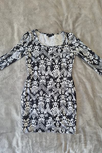Minivestido ajustado con estampado en blanco y negro by AMISU (New Yorker) — pre-loved on Thrifted.mt