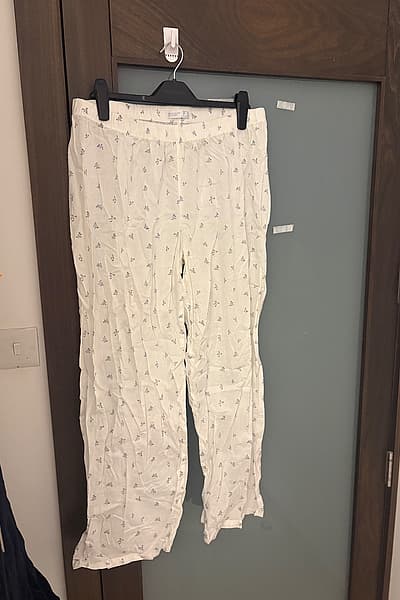 Primark Floral pattern lightweight lounge trousers by Primark — pre-loved on Thrifted.mt