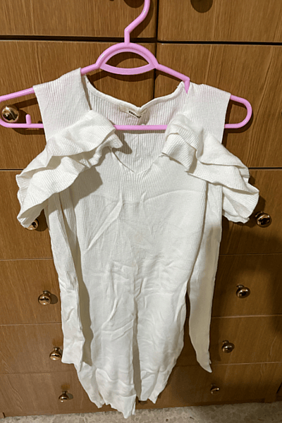 White Ribbed Cold Shoulder Top — pre-loved on Thrifted.mt