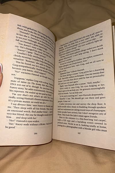 Libro "Te debo una" de Sophie Kinsella — pre-loved on Thrifted.mt