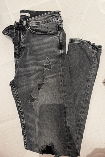 Vaqueros pitillo desgastados de Zara Grey by Zara — pre-loved on Thrifted.mt