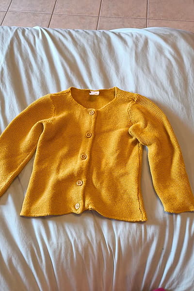 Cardigan giallo in maglia di H&M by H&M — pre-loved on Thrifted.mt
