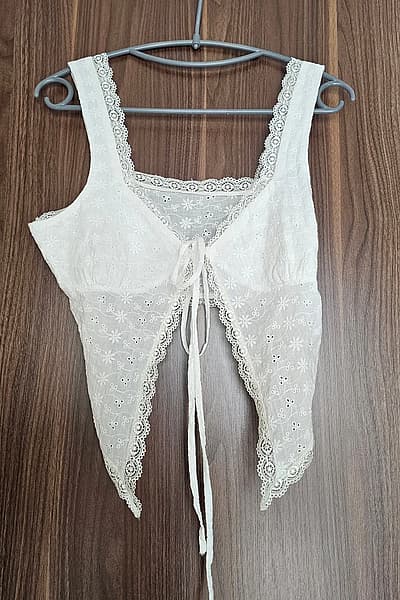 White lace tie-front top — pre-loved on Thrifted.mt