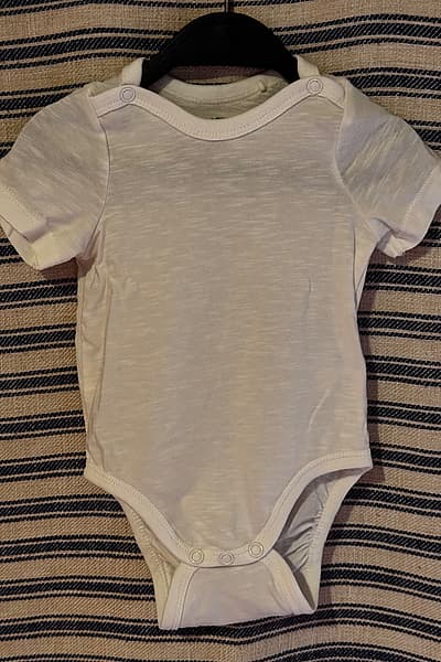 white baby bodysuit — pre-loved on Thrifted.mt