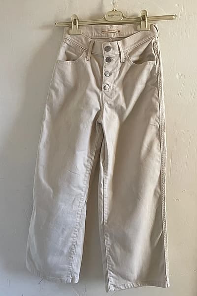 Off-white Levi Cropped Wide-Legged Jeans by Levi's — pre-loved on Thrifted.mt