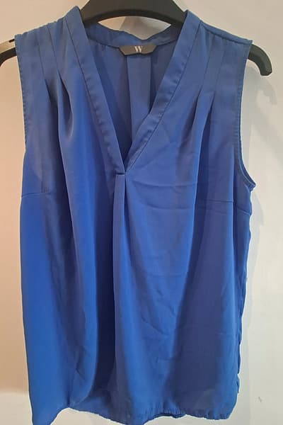 Blue sleeveless pleated blouse — pre-loved on Thrifted.mt