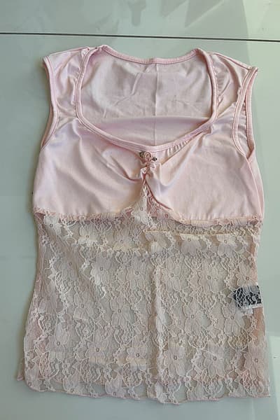 Top de tirantes de encaje rosa by SHEIN — pre-loved on Thrifted.mt