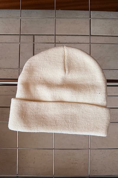 White Beanie — pre-loved on Thrifted.mt