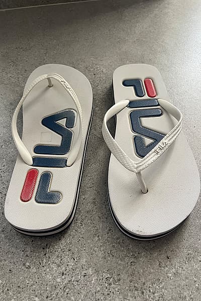 Fila thong sandals flip flops by Fila — pre-loved on Thrifted.mt