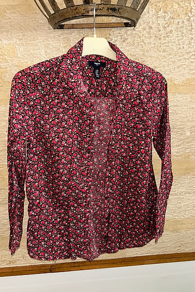 Floral button up shirt by GAP — pre-loved on Thrifted.mt