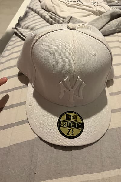White New Era Yankees Cap by New Era — pre-loved on Thrifted.mt