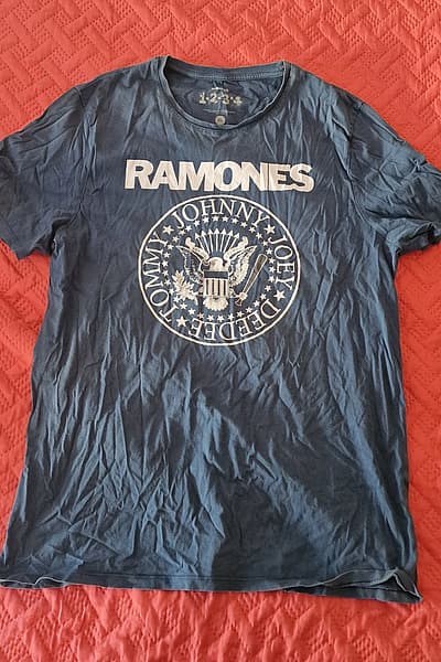 Ramones band logo graphic t-shirt by Ramones — pre-loved on Thrifted.mt