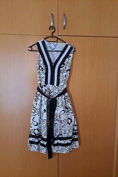 Vintage Black and white floral dress — pre-loved on Thrifted.mt