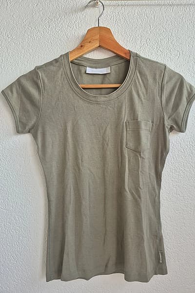 Champion olive cotton pocket t-shirt by Champion — pre-loved on Thrifted.mt