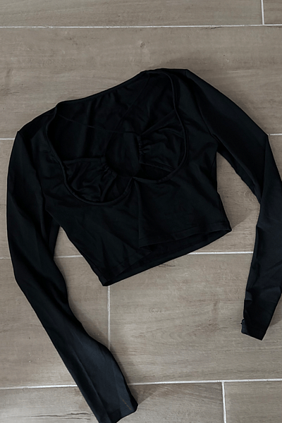 Black Strappy Back Crop Top — pre-loved on Thrifted.mt