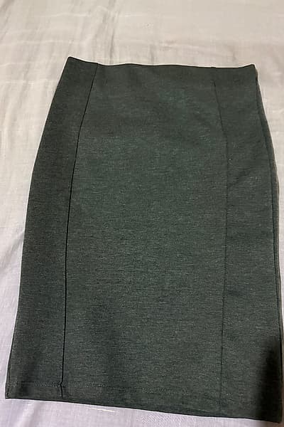 Dark grey slim pencil skirt — pre-loved on Thrifted.mt