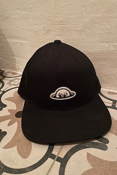Radmor embroidered graphic cap by Radmor — pre-loved on Thrifted.mt
