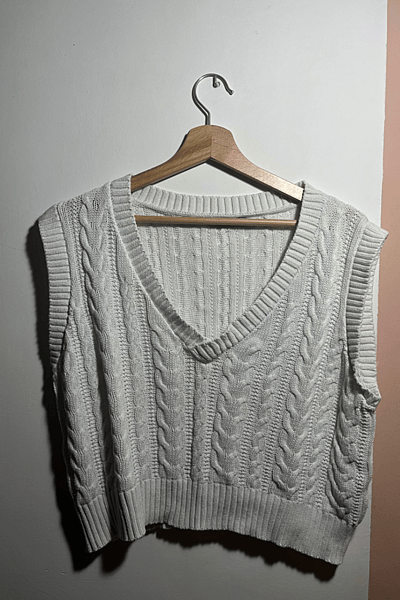 White Crop Cable Knit V Neck Jumper by Stradivarius — pre-loved on Thrifted.mt