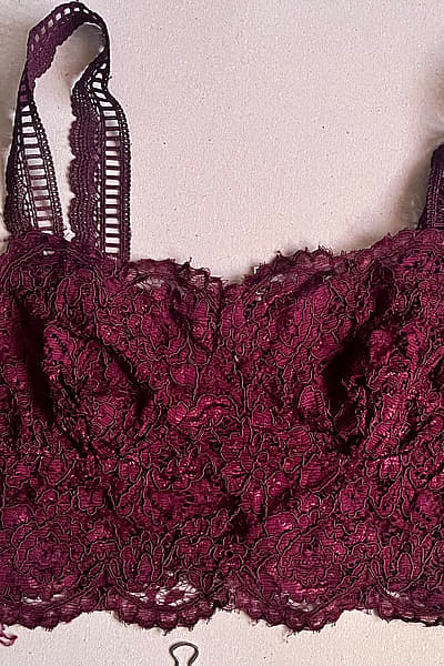 Burgundy lace crop top by New look — pre-loved on Thrifted.mt