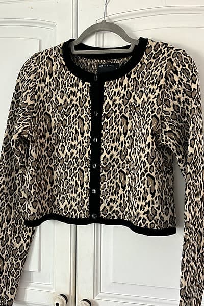 Leopard Print Buttoned Cropped Cardigan by ASOS DESIGN — pre-loved on Thrifted.mt