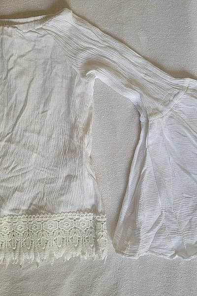 White flowy top with bell sleeves — pre-loved on Thrifted.mt