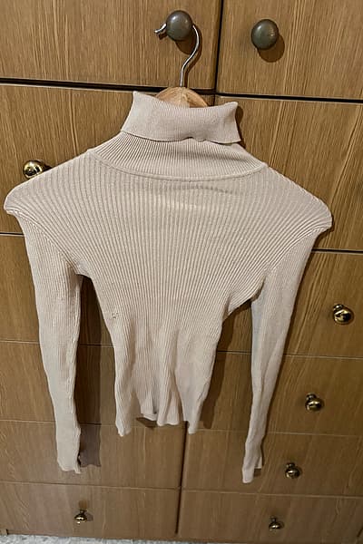 Beige ribbed turtleneck jumper by Jennyfer — pre-loved on Thrifted.mt
