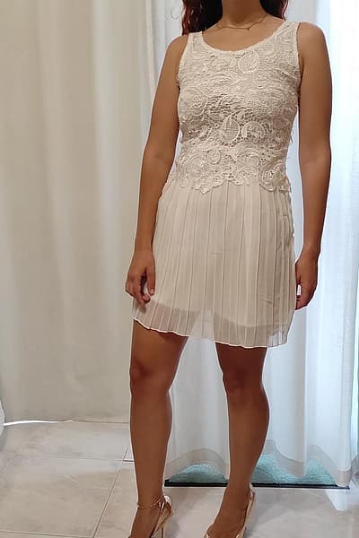 Mini abito plissettato in pizzo — pre-loved on Thrifted.mt