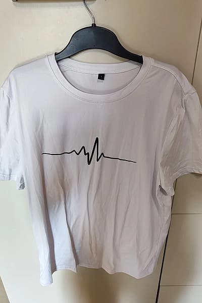 Top bianco — pre-loved on Thrifted.mt