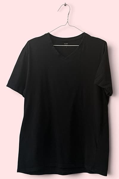 Black V-neck Basic T-shirt by Kiabi — pre-loved on Thrifted.mt