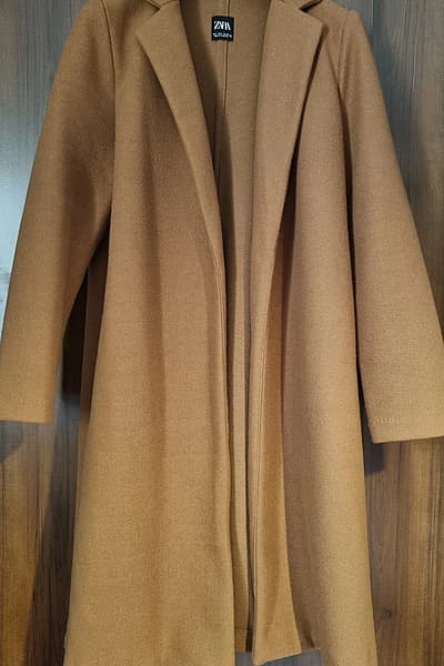 abrigo largo clásico color marrón camello by Zara — pre-loved on Thrifted.mt