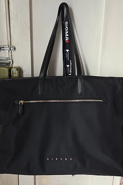 Sisley Black Zip Tote Bag by Sisley — pre-loved on Thrifted.mt