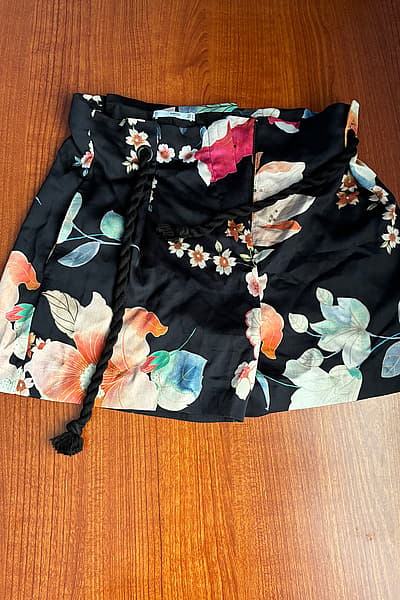 Mango floral print shorts by Mango — pre-loved on Thrifted.mt