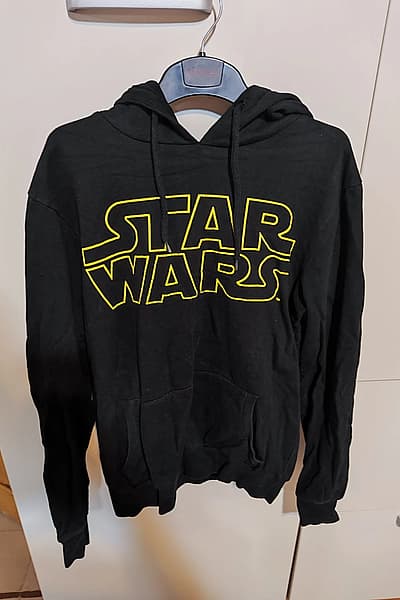 Black hoodie — pre-loved on Thrifted.mt