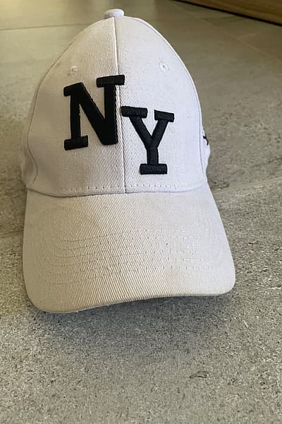 Classic White NY cap by NY — pre-loved on Thrifted.mt
