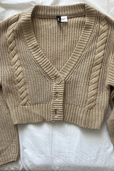 Beige Cable Knit Cropped Cardigan by H&M Divided — pre-loved on Thrifted.mt