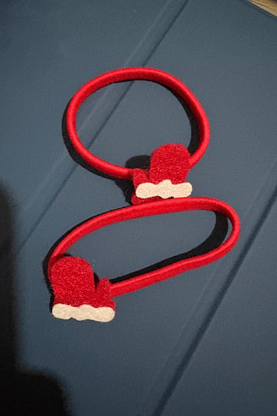 Gomas para el pelo con forma de guantes navideños — pre-loved on Thrifted.mt
