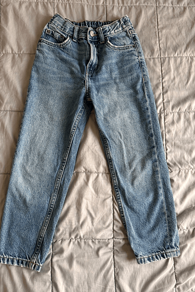 Girlfriend jeans Zara  — pre-loved on Thrifted.mt