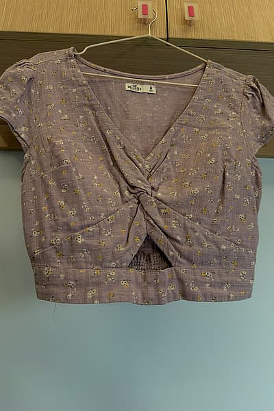 Hollister floral twist crop top by Hollister — pre-loved on Thrifted.mt