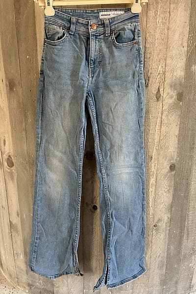 Bershka high-waisted light blue jeans by Bershka — pre-loved on Thrifted.mt