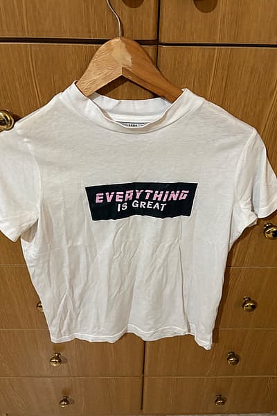 Graphic T shirt — pre-loved on Thrifted.mt