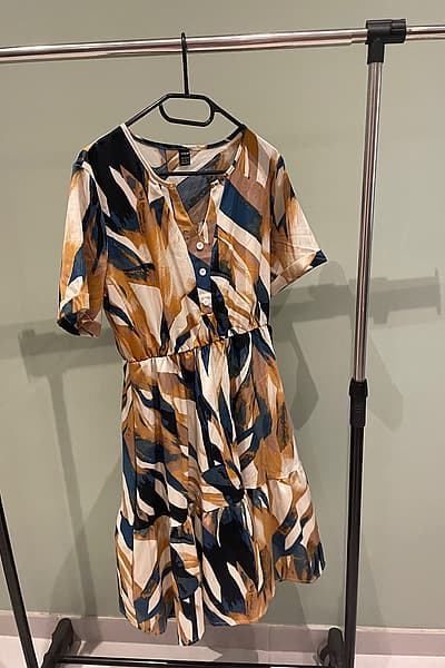 Abstract print tiered dress by SHEIN — pre-loved on Thrifted.mt