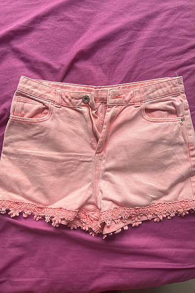 Pink denim lace hem shorts — pre-loved on Thrifted.mt