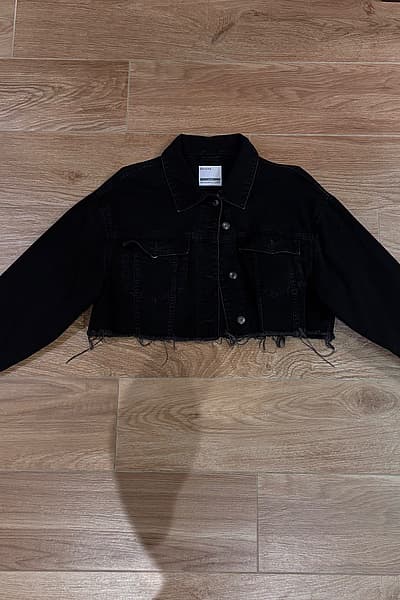 Bershka black cropped denim jacket by Bershka — pre-loved on Thrifted.mt
