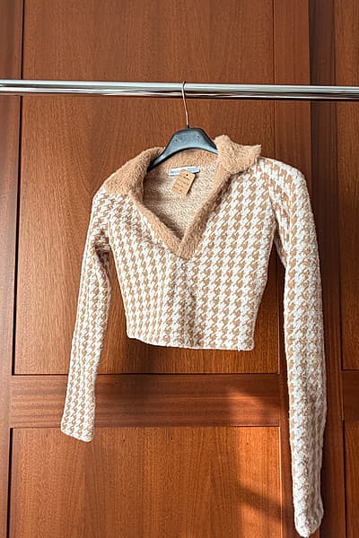 Top corto invernale Mocha di Bershka — pre-loved on Thrifted.mt