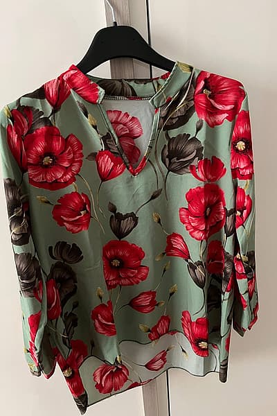 Floral V-neck Blouse — pre-loved on Thrifted.mt