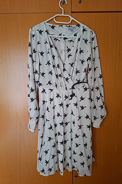 Abito midi color crema con stampa di colibrì — pre-loved on Thrifted.mt