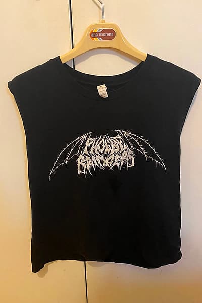 Camiseta sin mangas corta de la colección oficial de Phoebe Bridgers by Phoebe Bridgers — pre-loved on Thrifted.mt