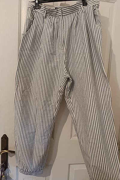Striped high-waisted tapered trousers — pre-loved on Thrifted.mt