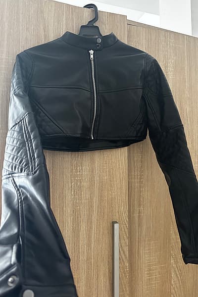 Black Faux-Leather Cropped Jacket by Fashion Nova — pre-loved on Thrifted.mt