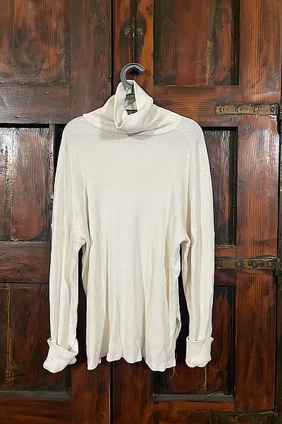 White Ribbed Roll Neck Sweater by Stradivarius — pre-loved on Thrifted.mt